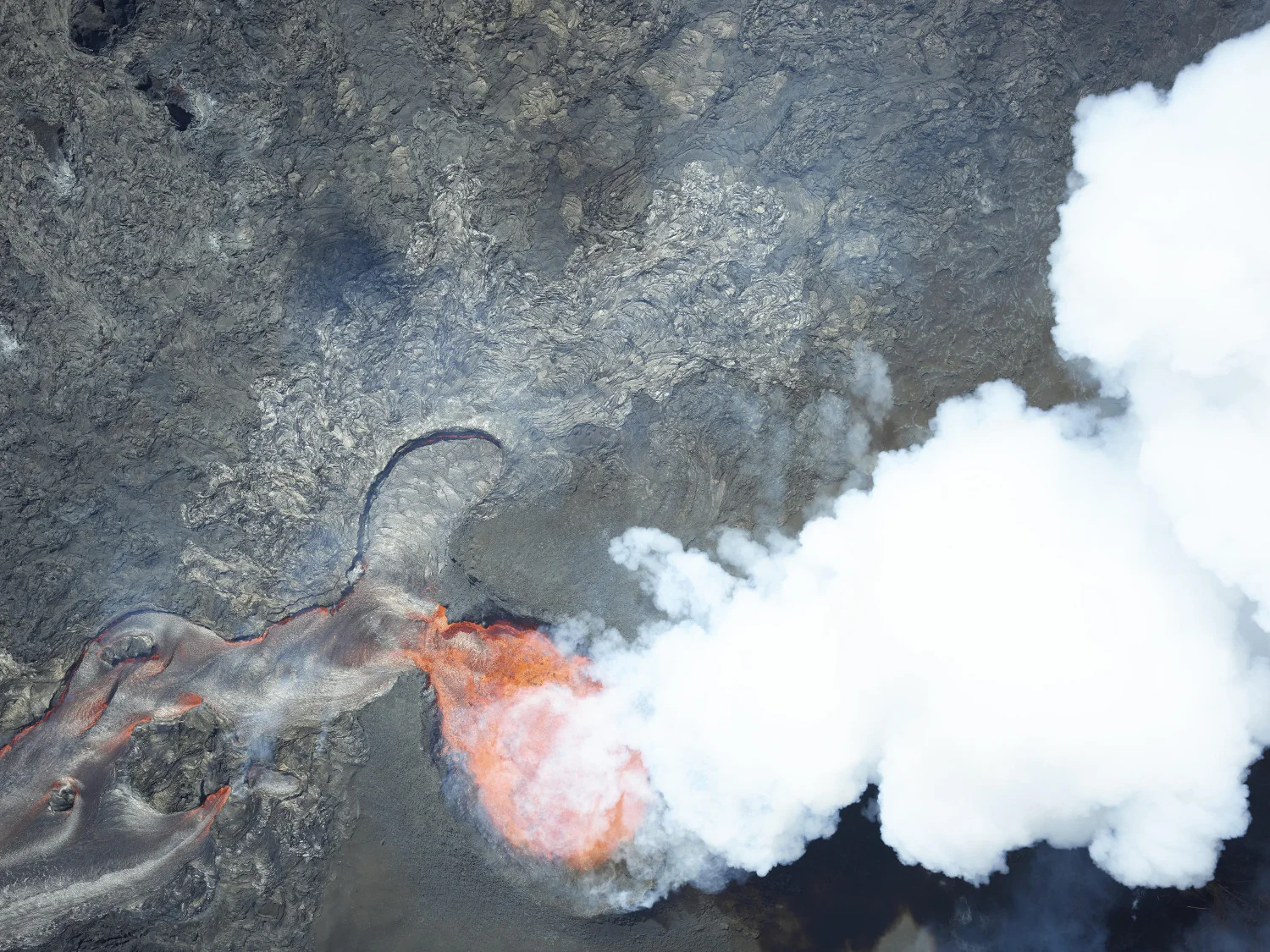 Lava flow crossing a road and vegetation in Leilani Estates during the 2018 Kīlauea eruption